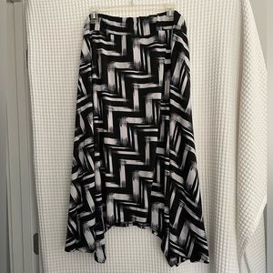 AVENUE Black & white print skirt size 18/20.